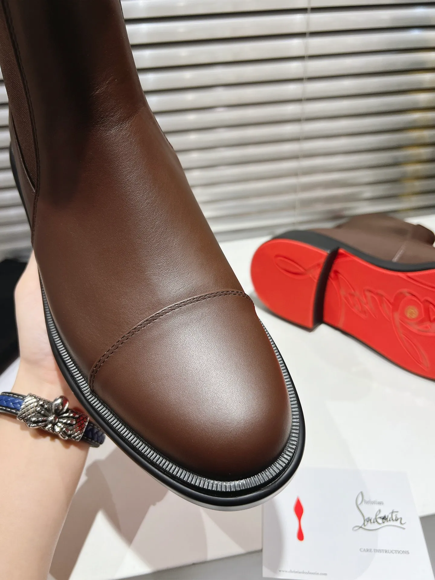 👟👟Ex-factory price 800👟👟 ╔Chelsea black nude boots╗ ·Top version customization·2024𝐬𝐬 Urbino Chelsea ankle boots are charming with smooth lines. The boots are made of black calfskin and feature a tonal rubber sole with the signature Maison Christian Louboutin Loubi red. This urban style features a heel tab and elastic side panels making it easy to put on 𝑪𝒉𝒓𝒊𝒔𝒕𝒊𝒂𝒏 𝑳𝒐𝒖𝒃𝒐𝒖𝒕𝒊𝒏 ▪️No matter the last shape, fabric, diamonds, nails, lining, outsole, they are all as close to ZP as possible... ▪️The original sole is specially provided by the original factory ▪️The lining is imported water-dyed cowhide ▪️Private customization time is about 3-7 days —————— Size: Men's 39M-47M